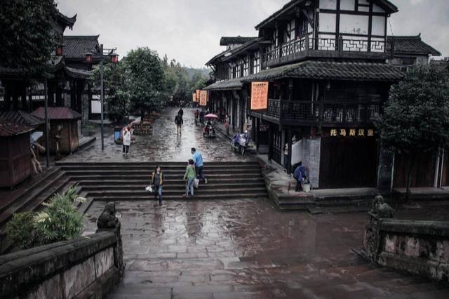 王俊凯追星追成典范，偶像宠粉无度，上班下班都能和周杰伦贴贴？